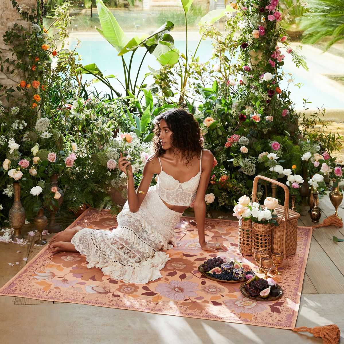 Grande Fleur Picnic Rug - Dawn